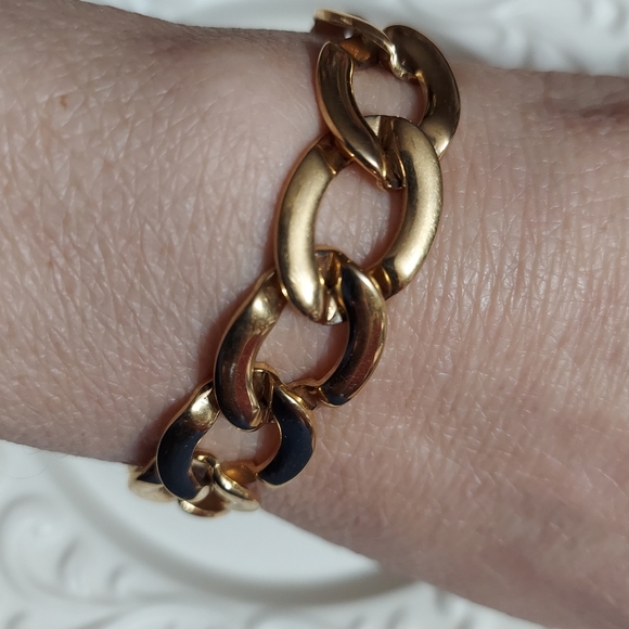 Monet Vintage Polished Gold Tone/Large Flat Oval Link Bracelet - Picture 4 of 8